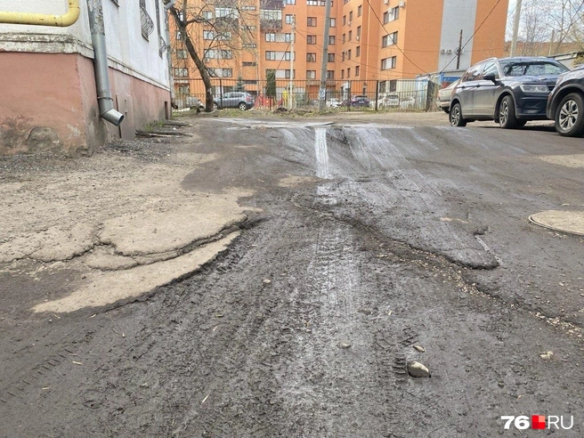 После московских улиц состояние ярославских дворов может поражать  | Источник: Светлана Ефимова
