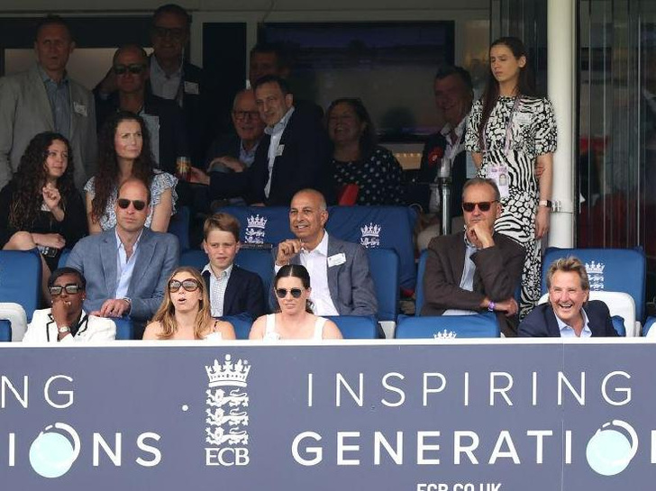 Милота дня: принц Уильям с сыном наслаждаются пиццей на матче по крикету