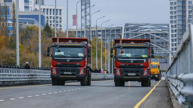 После тяжелой техники на мост выехали ретроавто | Источник: Булат Салихов / UFA1.RU