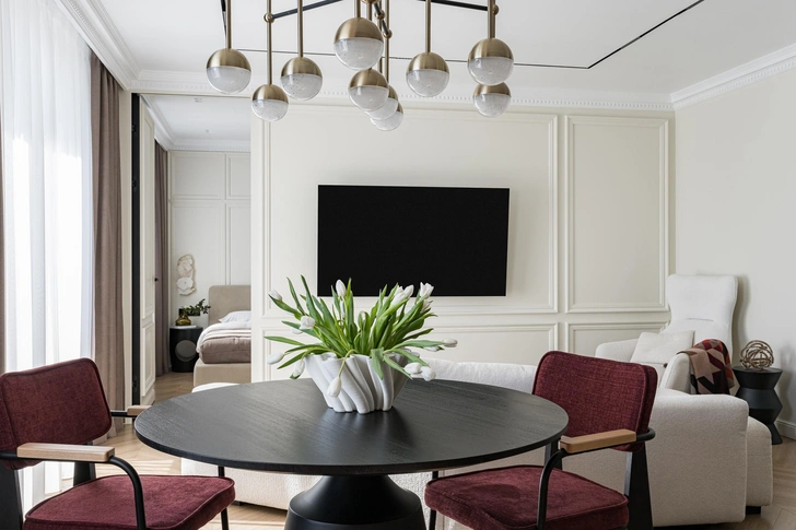 Стол сделан на заказ. Стулья, Loft Design. Люстра, Cristalux. Молдинги и карнизы, Orac | Источник: Наталья Горбунова; стиль: Елена Айчувакова 