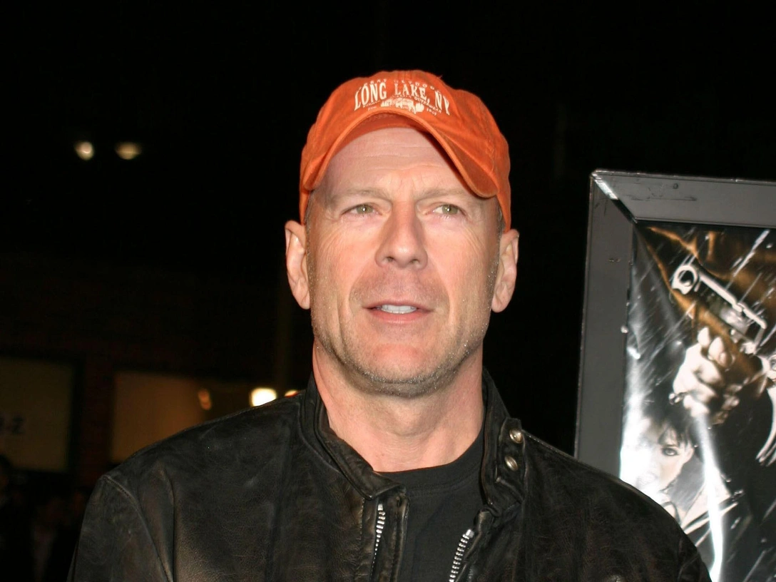 Как сейчас выглядит Брюс Уиллис: тяжелобольной актер появился на публике | marieclaire.ru