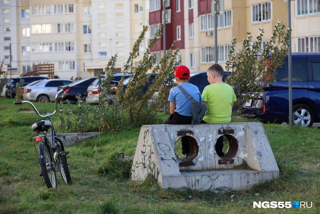 Дети сидят на конструкциях, оставшихся от застройщика | Источник: Евгений Софийчук / NGS55.RU
