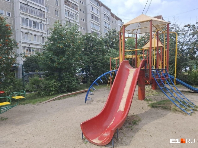 Детская площадка тоже была установлена на средства кооператива | Источник: Елена Аносова / E1.RU