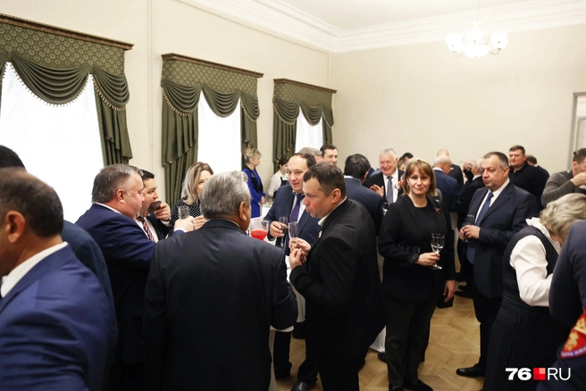 Гости собрались за столиками компаниями | Источник: Алёна Косточкина