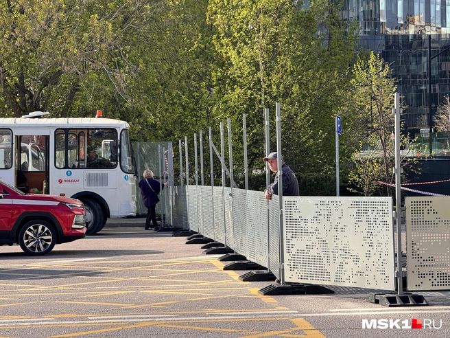 На Мосфильмовской закрыли проход ы | Источник: Дмитрий Толстошеев / MSK1.RU
