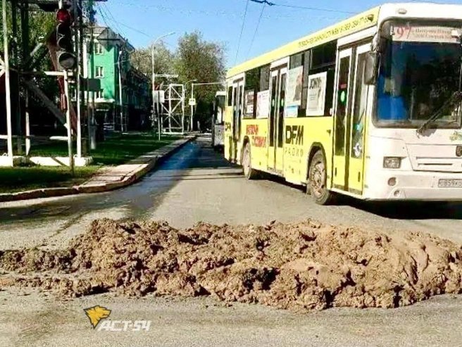 Глину обнаружили на перекрестке 25 лет Октября и Богдана Хмельницкого, а также на улицах Падунской и Светлановской. | Источник: «АСТ-54 Black» / Телеграм