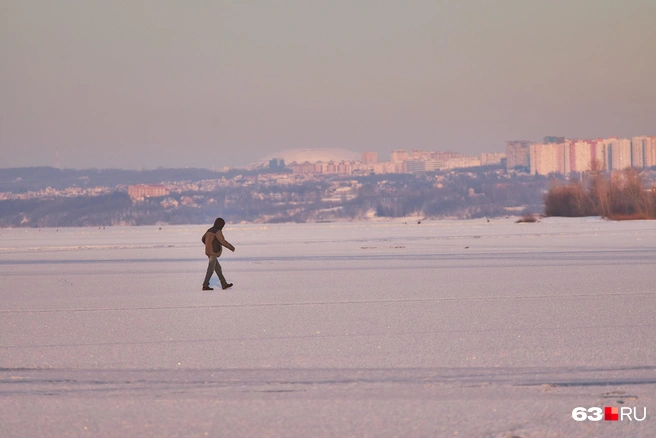 Гулять по неокрепшему льду еще очень опасно | Источник: Роман Данилкин / 63.RU