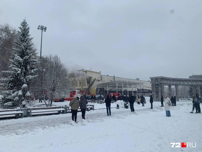 Вокруг собрались люди, которые снимают происшествие на телефон  | Источник: Никита Кифорук / 72.RU 