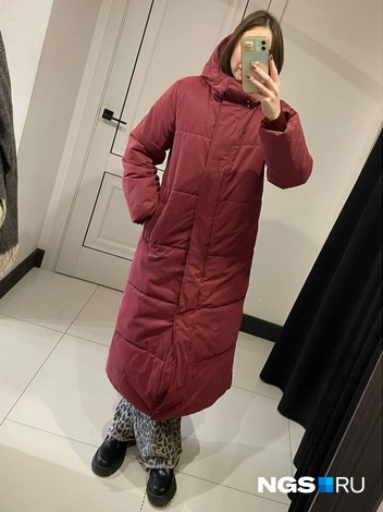 Пуховик представлен в семи оттенках: оливка, мокко, графит, пыльно-синий, черный и молочный | Источник: Алена Золотухина / NGS.RU