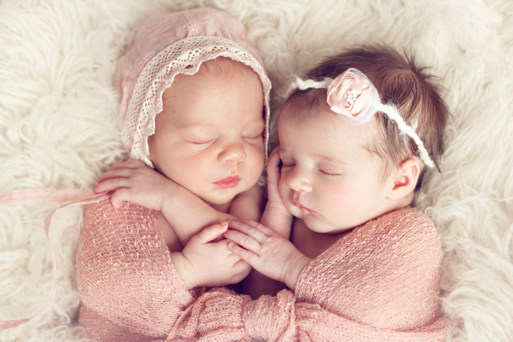 Младенцы, спящие вместе