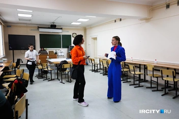 Вот так выглядит кабинет, приспособленный под «Точку роста». В наше время здесь проходили уроки физики | Источник: Ксения Филимонова / «ИрСити»