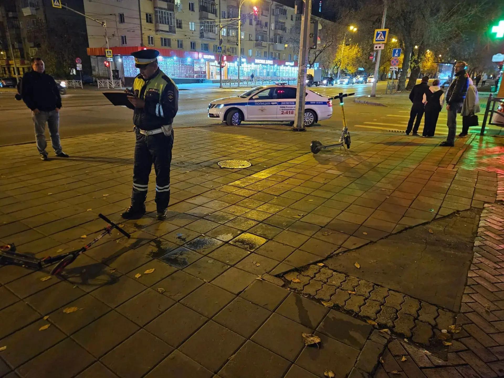 В Екатеринбурге самокатчик сбил 2-летнюю малышку в детской коляске
