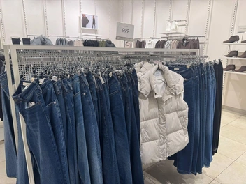 Джинсы в офлайн-магазинах | Источник: Дарья Гранкина / 26.RU