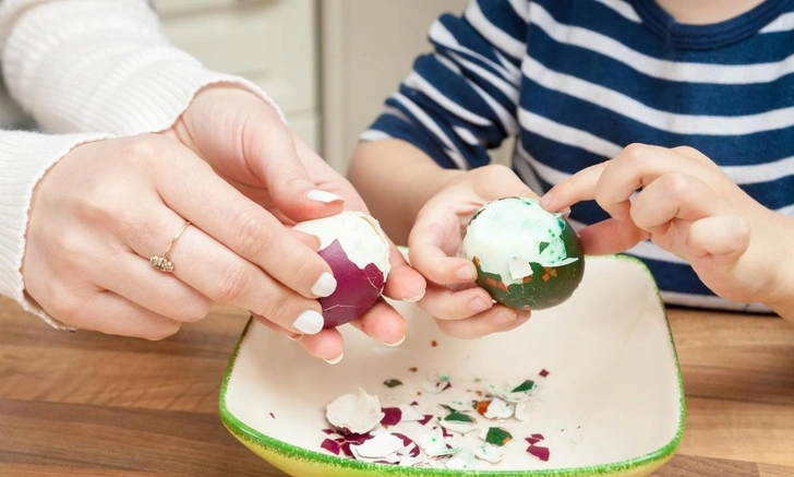 Скорлупа слетит даже от взгляда: как быстро почистить вареные яйца | Источник: iStockphoto/FotoCuisinette