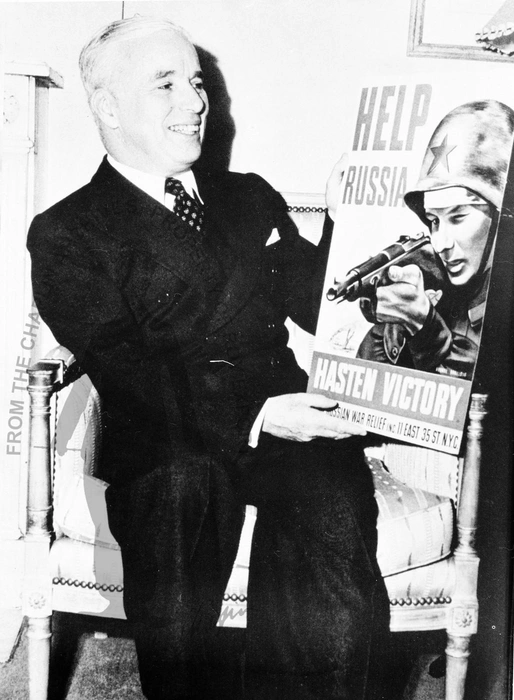 Чарли Чаплин с плакатом «Помоги России», 3 декабря 1942