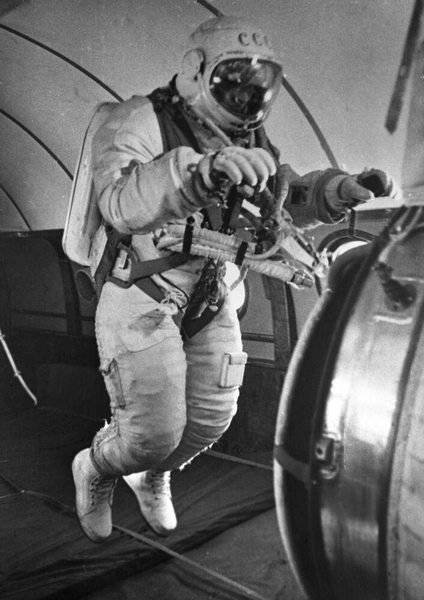 Космонавт Алексей Леонов тренируется в Ту-104АК. 1 января 1965 года | Источник: РИА Новости/РИА Новости