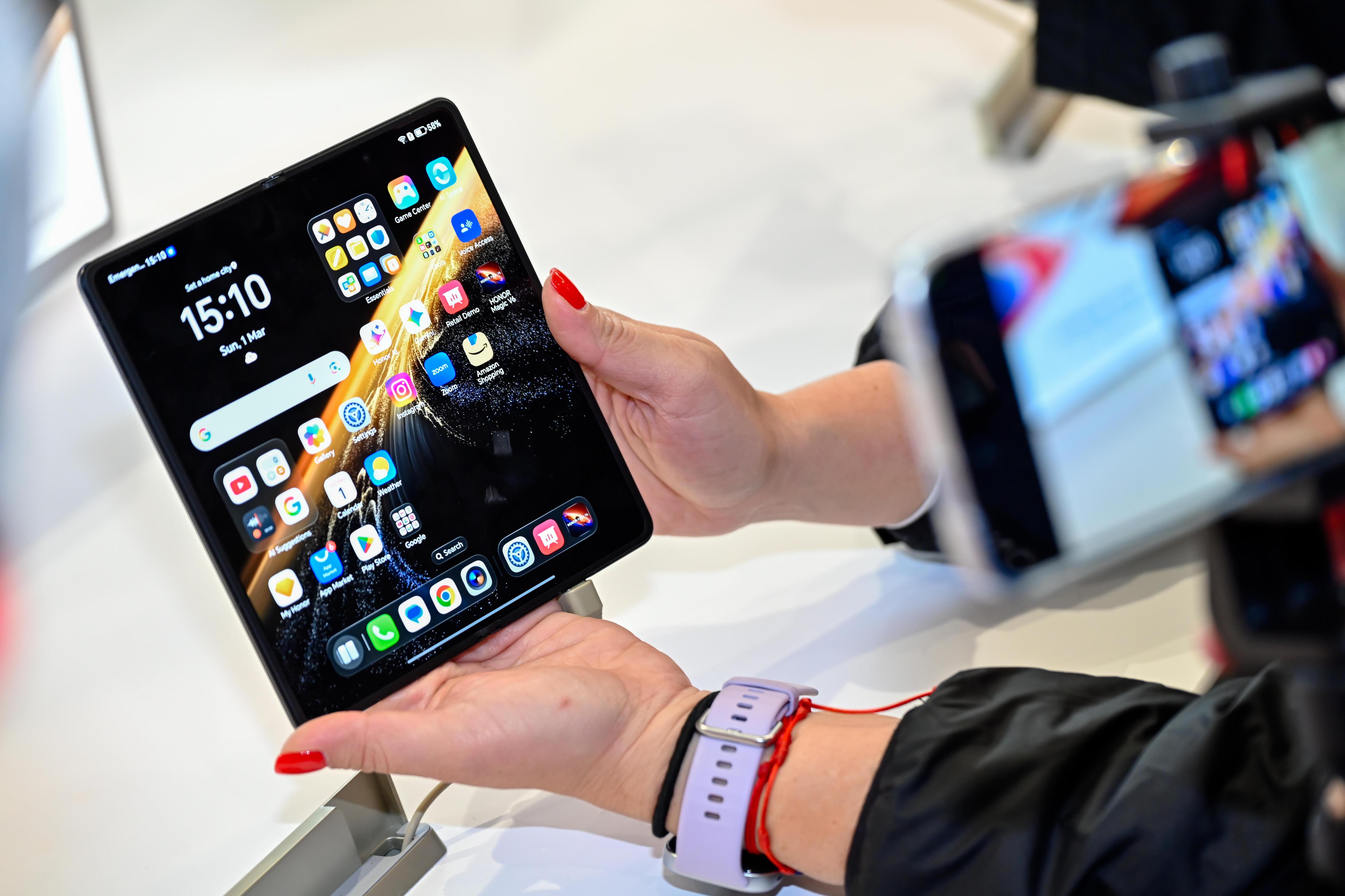 Когда важен каждый миллиметр: в Барселоне показали самый тонкий в мире складной смартфон