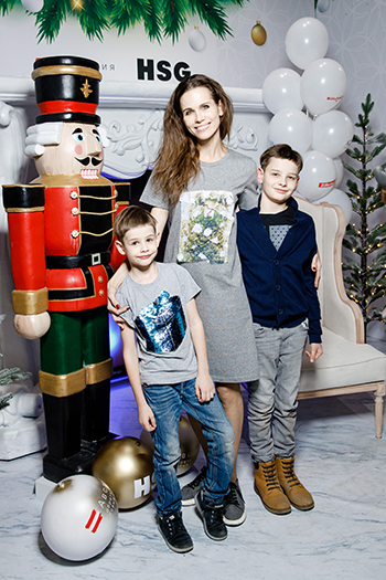 Актриса Наталья Лесниковская с сыновьями. Фото: Андрей Калмыков