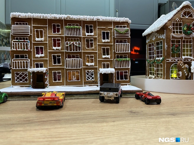 Для придания хрущевке достоверности пришлось воспользоваться игрушечным автопарком | Источник: Стас Соколов / NGS.RU