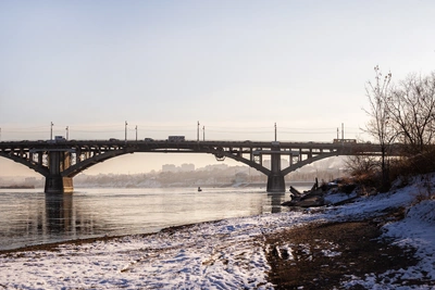 ДТП с автобусом парализовало движение на Глазковском мосту