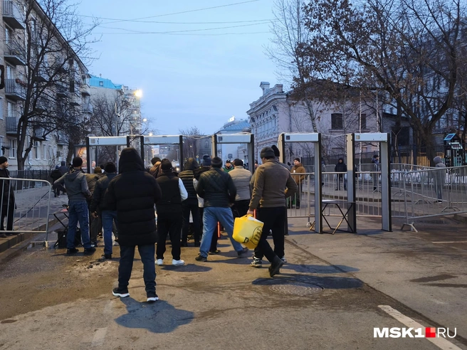К московским мечетям с утра пораньше приехали тысячи верующих мусульман | Источник: Михаил Мечев / MSK1.RU
