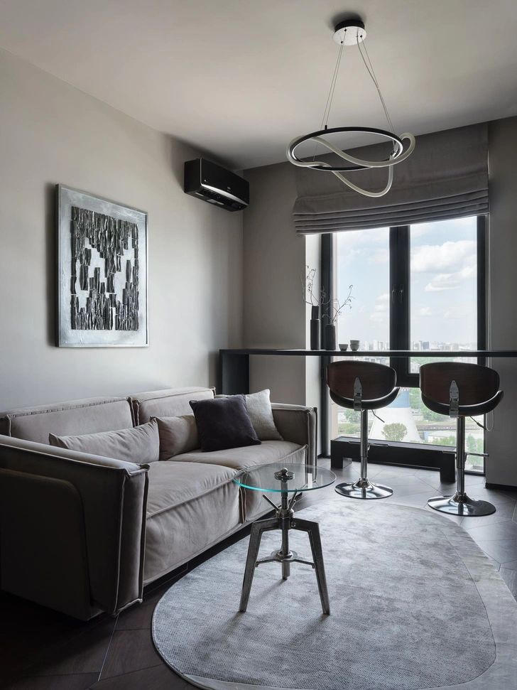 Диван, SK Design. Cтолик и ковер, Kover.ru. Картина, Art Lover. Подушки, Izzi Decor. | Источник: Евгений Гнесин. Стиль: Ирина Бебешина 