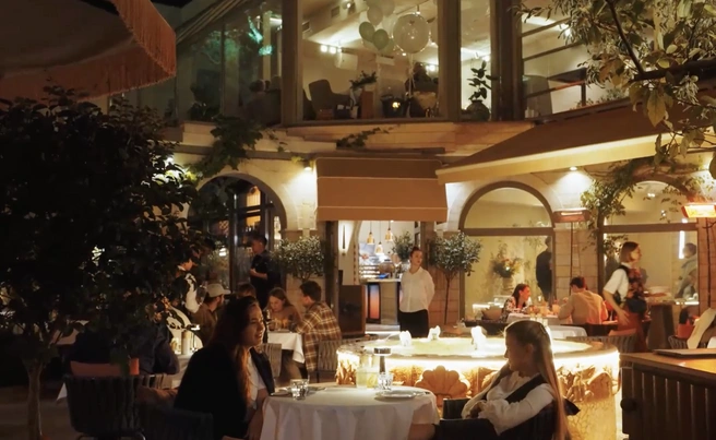 Ресторан Yiayia работает ежедневно с 09:00 до 00:00 | Источник: yiayia.ru