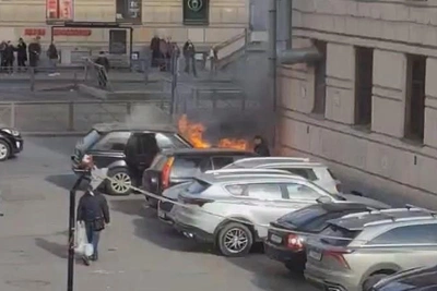 Внедорожник Range Rover вспыхнул на Новочеркасском