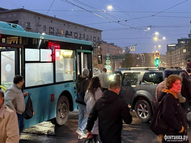 ДТП с автобусом собрало пробку у Петропавловского моста | Источник: читатель «Фонтанки» Павел