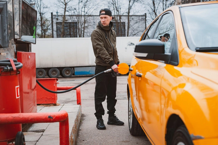 Названы регионы РФ с самым дешевым и самым дорогим «народным» бензином: список