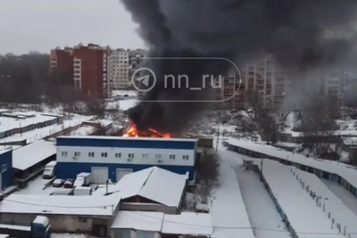 Пожар в Нижнем Новгороде: 450 кв.м, баллоны внутри