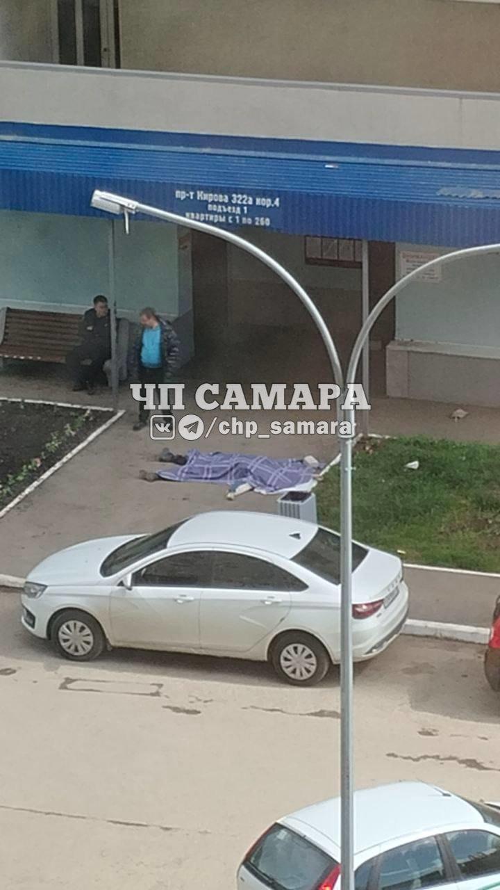 В Самаре на проспекте Кирова мужчина выпал из окна многоэтажки