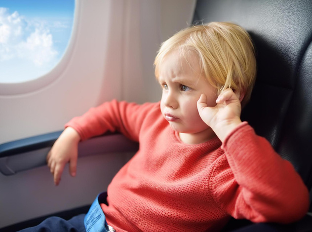 Никаких истерик: хитрый трюк, который поможет успокоить детей в самолете — это правда работает