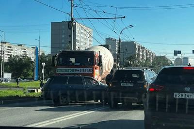 Гигантская пробка на выезде из Академического из-за аварии
