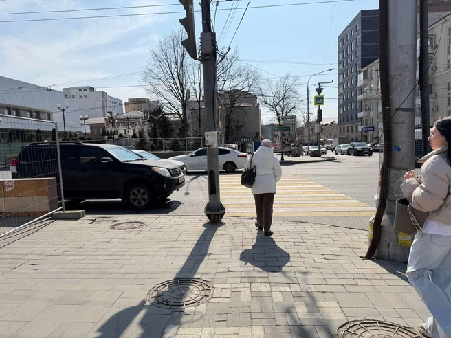 Организованный временный пешеходный переход. | Источник: Евгений Вдовин / 161.RU