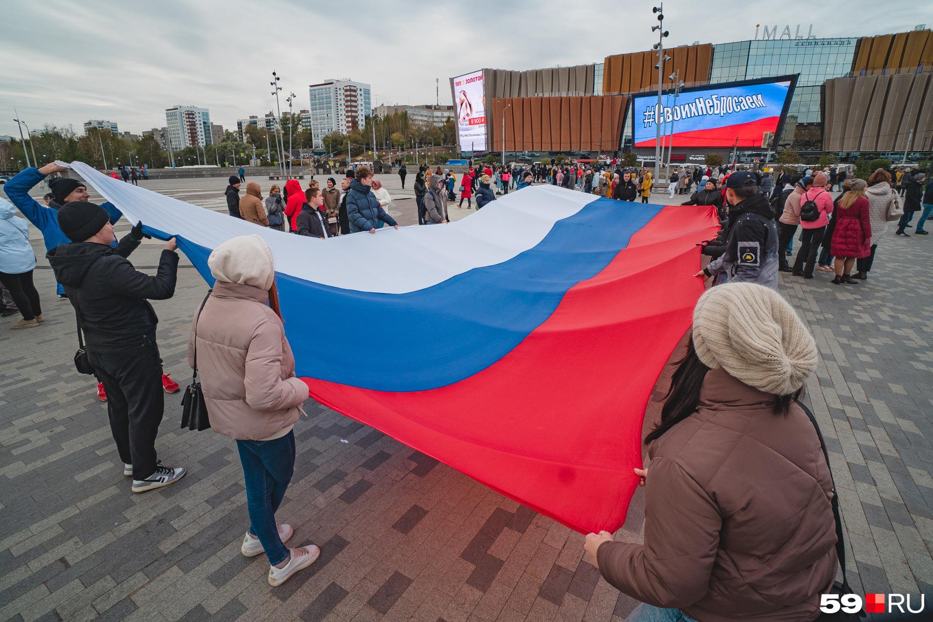 «Важно объединяться перед лицом угроз»: в центре Перми в День народного единства развернут огромный флаг России