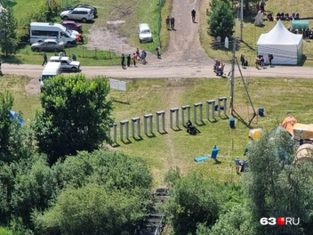 Места, где раньше спокойно проходили на поляну, оказались огорожены сигнальной лентой | Источник: Роман Данилкин / 63.RU