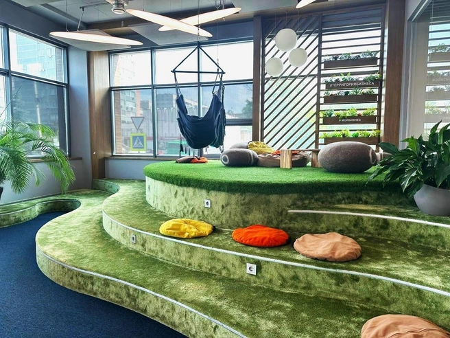 Для резидентов есть даже свой Бали&nbsp;— маленький островок, где можно удобно расположиться для делового звонка | Источник: Евгения Стоянова