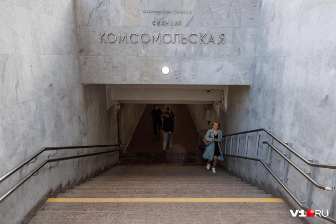 А буква «с» в слове «станция» после свежего ремонта почему-то стала ржавой | Источник: Алексей Волхонский / V1.RU