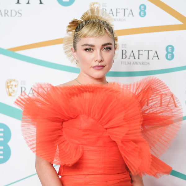 Микрочелка + пучок в стиле гейши: Флоренс Пью похвасталась модной прической на премии BAFTA-2023