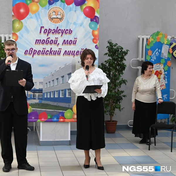 Ведущие торжественной линейки были одеты в классику: белый верх и черный низ | Источник: Артемий Скиба / NGS55.RU