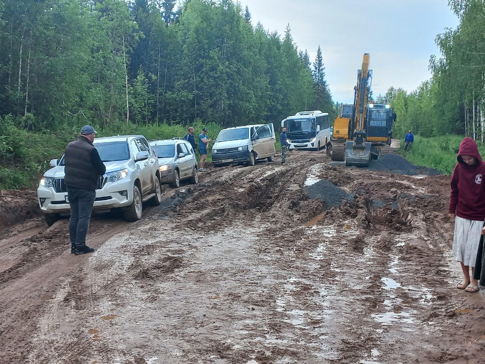 В Пинежском районе размыло дорогу: машины застревают в грязи - 5 июля 2023  - 29.ру