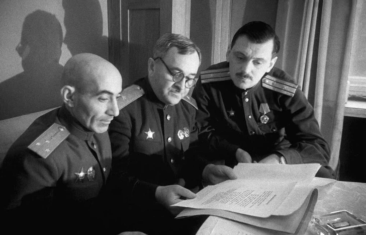 Эль-Регистан, Александр Александров и Сергей Михалков в 1943 году | Источник: ТАСС / Е. Тихонов