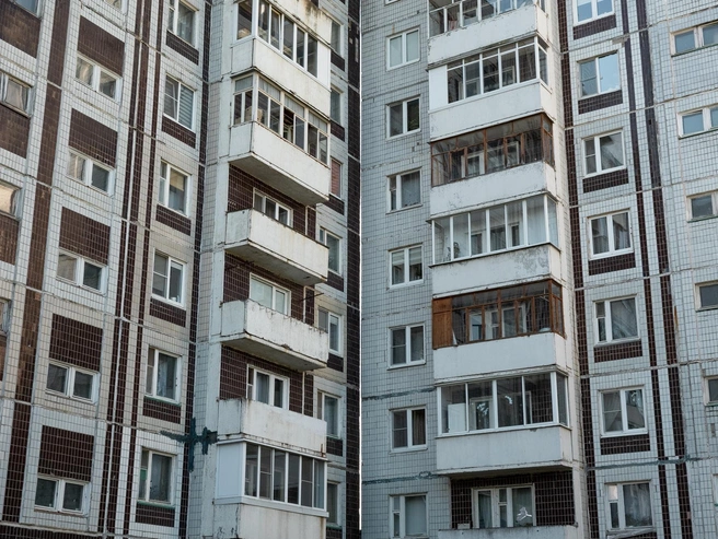 Кажется, что дома расположены вплотную, но между ними остается небольшое расстояние | Источник: Александр Куренной / 76.RU
