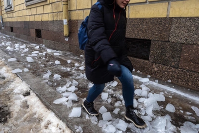 Снежная глыба в Уфе травмировала 16-летнюю девушку