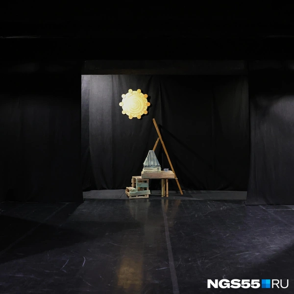 Подготовка сцены к спектаклю | Источник: Евгений Софийчук / NGS55.RU
