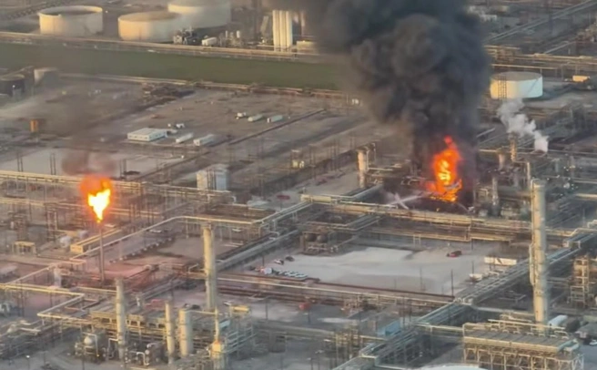 Взрыв на нефтеперерабатывающем заводе произошел в Техасе. Видео | Источник: FOX 26 Houston / YouTube