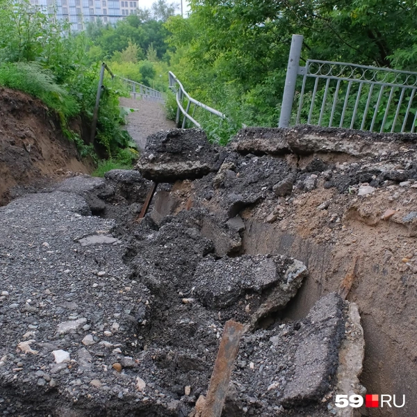 В дыру упали куски асфальта | Источник: Василина Любимова / 59.RU