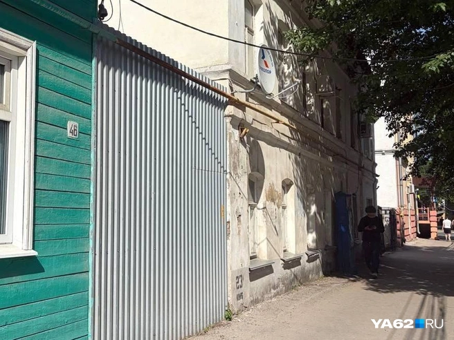 Раньше этого забора не было, и был свободный вход на территорию заднего двора дома | Источник: Дарья Ходосевич / YA62.RU
