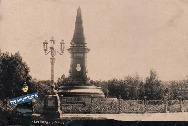 Памятник борцам революции на пьедестале монумента Екатерине II | Источник: myekaterinodar.ru